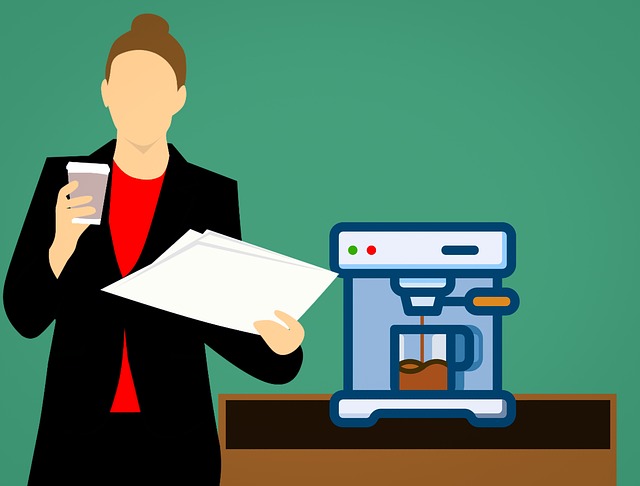 Eine Frau mit einer Kaffetasse in der einen und einem Dokument in der anderen Hand