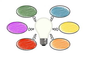 Eine Glühbirne, die in alle Richtungen farbliche Elemente ausstrahlt. Diese stehen für die unterschiedlichen Bereiche im Sozialrecht